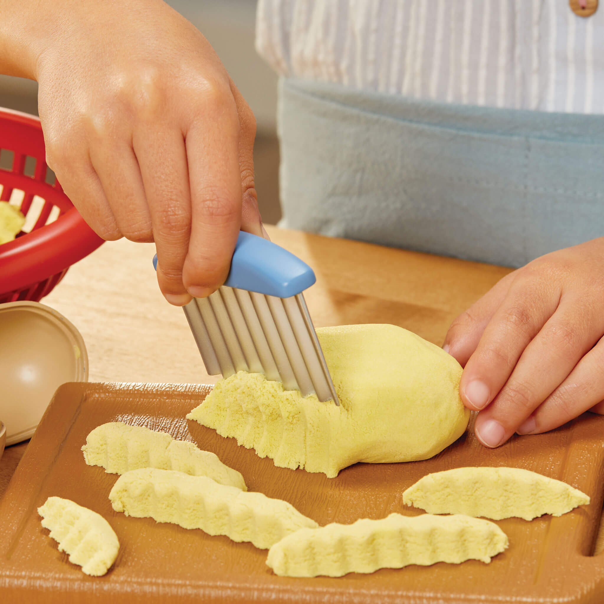 Creative Chefs™ Cheeseburger and Fries Kit - Recipe-Guided Cheeseburger Playset with Utensils Designed for Multi-Step Preparing and Plating