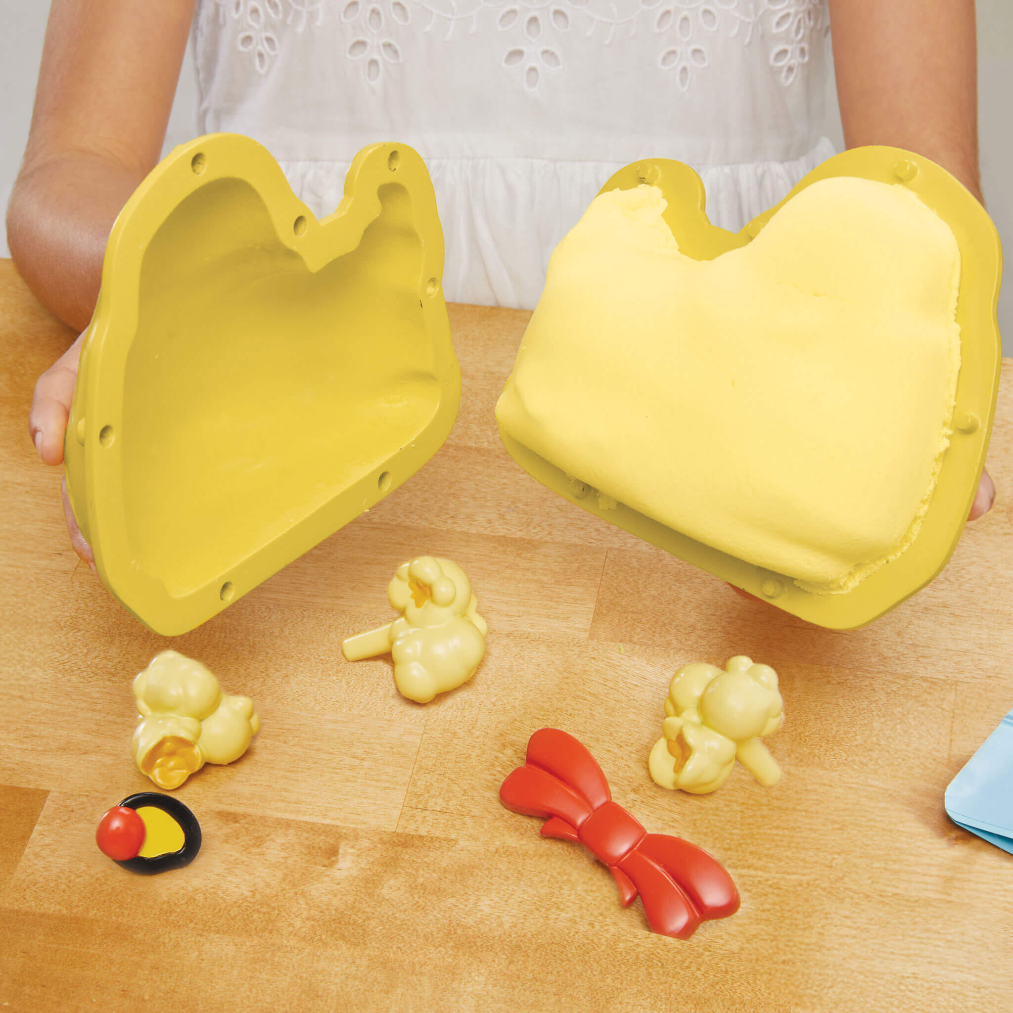 Creative Chefs™ Bluey - Duck Cake Kit - Bluey Duck Cake Set with Reusable Make-It Mix Designed for Preparing, Assembling and Decorating