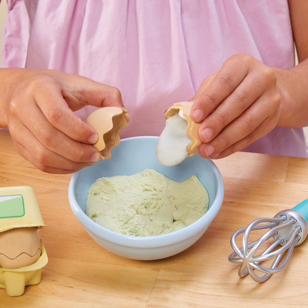 Creative Chefs™ Bluey - Pavlova Kit - Bluey Pavlova Playset with Food and Utensils Designed for Step-by-Step Pretend Dessert Making
