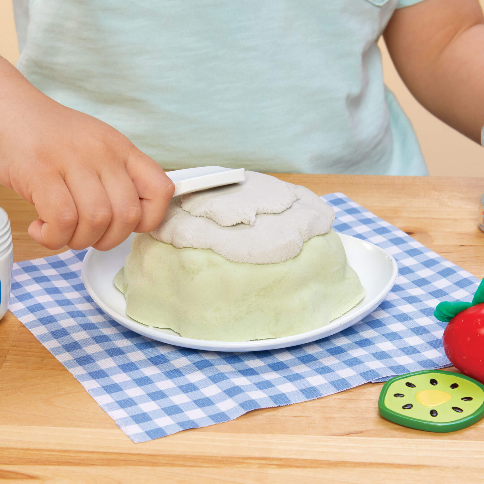 Creative Chefs™ Bluey - Pavlova Kit - Bluey Pavlova Playset with Food and Utensils Designed for Step-by-Step Pretend Dessert Making