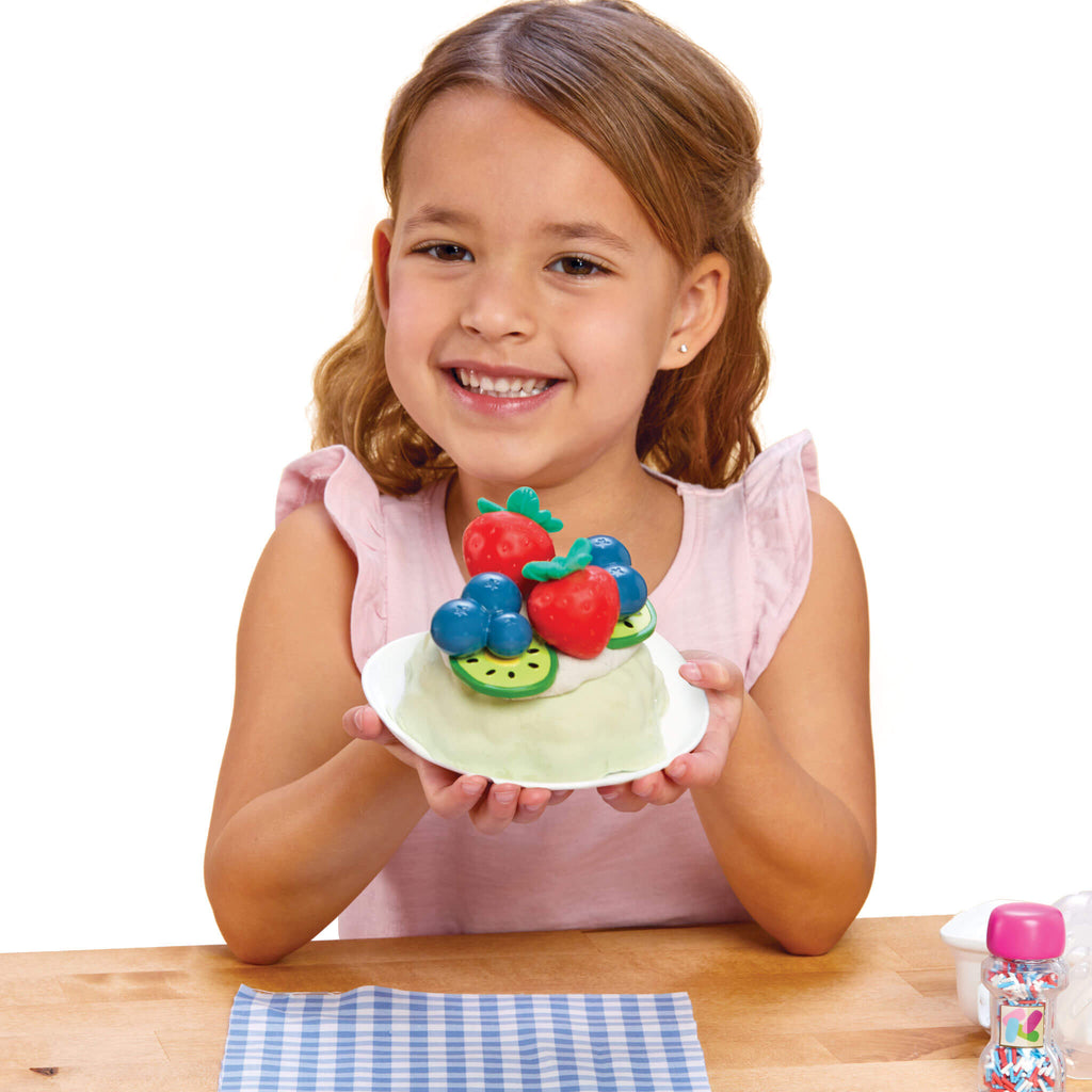 Creative Chefs™ Bluey - Pavlova Kit - Bluey Pavlova Playset with Food and Utensils Designed for Step-by-Step Pretend Dessert Making