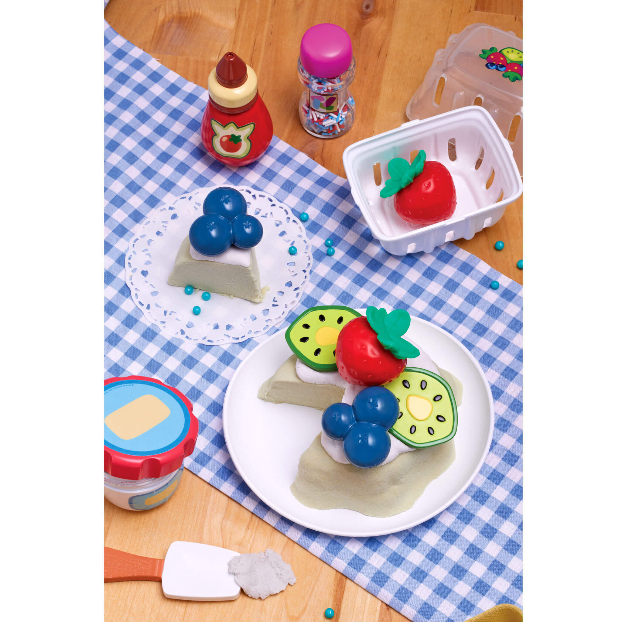 Creative Chefs™ Bluey - Pavlova Kit - Bluey Pavlova Playset with Food and Utensils Designed for Step-by-Step Pretend Dessert Making